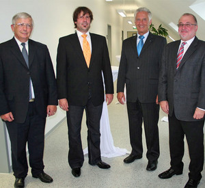 Über den gelungenen Dachausbau freuen sich (v.l.n.r.): Oberfinanzpräsident Ludwig Caspers, Architekt Hein Nehrbaß, Dr. Egon Walischewski (Vorsitzender des Verwaltungsrates der Bezirksärztekammer Koblenz) und Finanzpräsident Oliver Brehm.